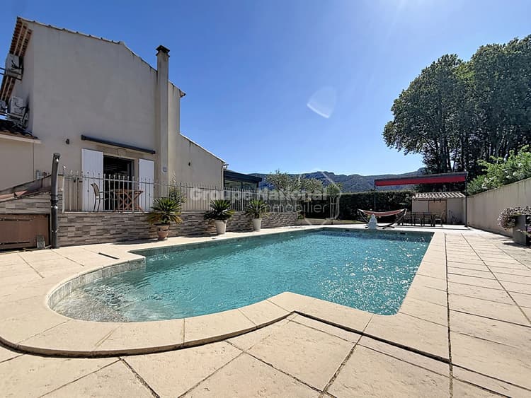 Villa avec piscine et vue sur le Luberon de 205 m²