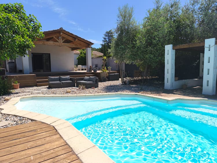 Maison Pujaut 4 pièce(s) 147 m2 de plain-pied sur une parcelle de 934 m² avec piscine et pool-house