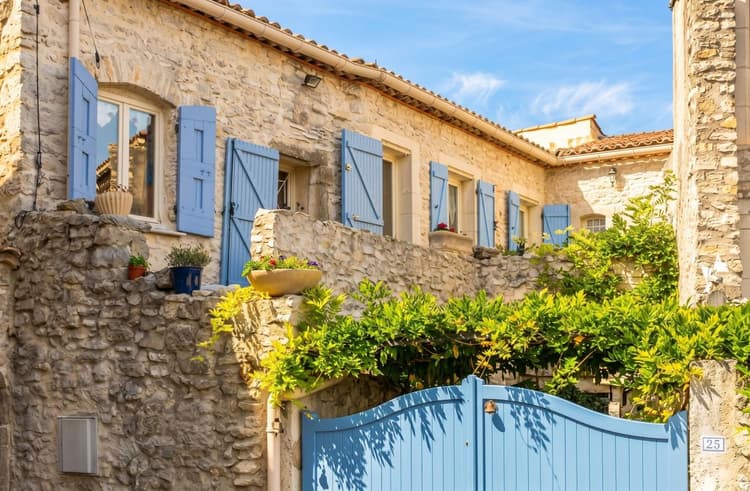 Maison de village en pierre, 100 m² avec cour et terrasse avec vue – Village prisé de l'Uzège