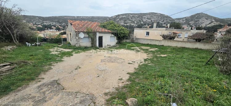 LE ROVE! Maison avec travaux de type 3/4 de 74 m² sur 572 m² de terrain
