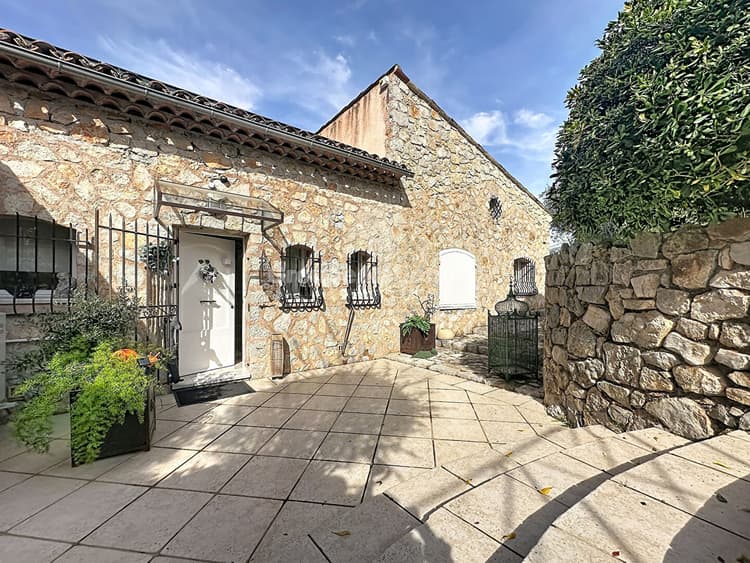 Maison indépendante/4P/Auribeau s/Siagne 186M² sur un terrain de 1515M².