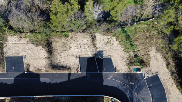 CHATEAUNEUF DE GADAGNE TERRAIN CONSTRUCTIBLE DE 229 M2 — Terrain avec un environnement calme