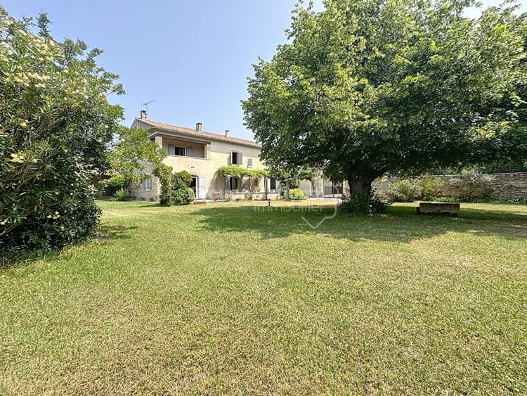 En exclusivité Mas provençal avec terrain et dépendances