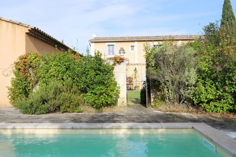 Propriété avec piscine et dépendances à Eygalières