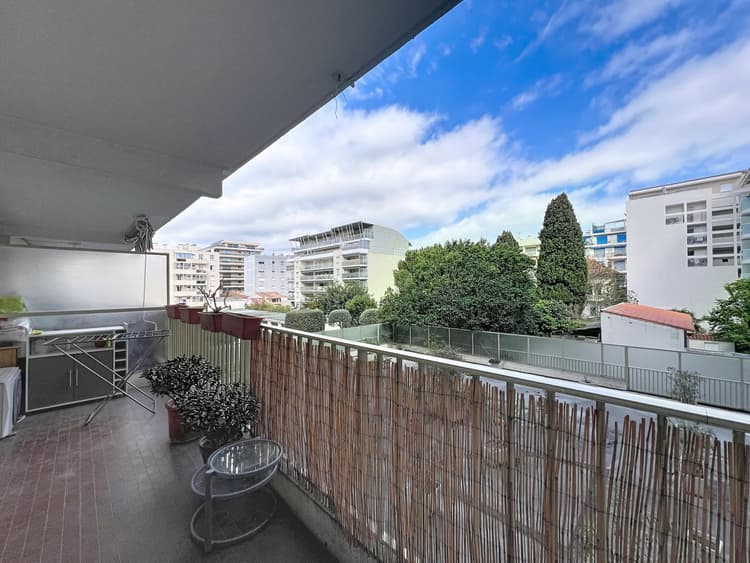 Studio Hyper Centre Juan-les-Pins avec Terrasse – Opportunité Ra