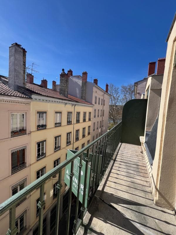 Berges du Rhône/T3-T2/61 m2/ balcon/dernier étage