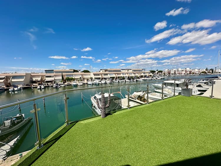 Proche plage Marina avec grande terrasse et appontement large