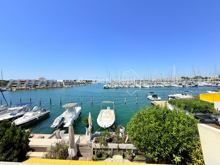 Marina avec vu panoramique sur le port et un appontement large