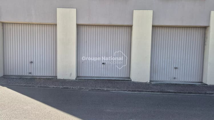 PERNES LES FONTAINES - GARAGE A LOUER