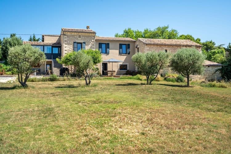 Mas en pierre rénové avec dépendances, piscine et garage à Uzès