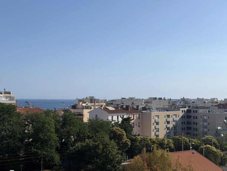 JUAN LES PINS DERNIER ÉTAGE – VUE MER – FORT POTENTIEL D'AMÉNAGE