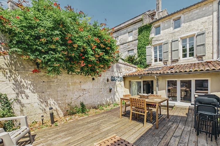 À VENDRE - MAISON DE VILLE EN PIERRE AVEC JARDIN - CHATEAUNEUF - 5 PIECES - 196 m2
