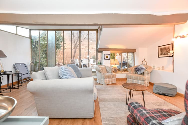 Maison en pierre à Morières-les-Avignon - 199 m², 4 chambres, 2 SDE cour intérieure de 40 m²