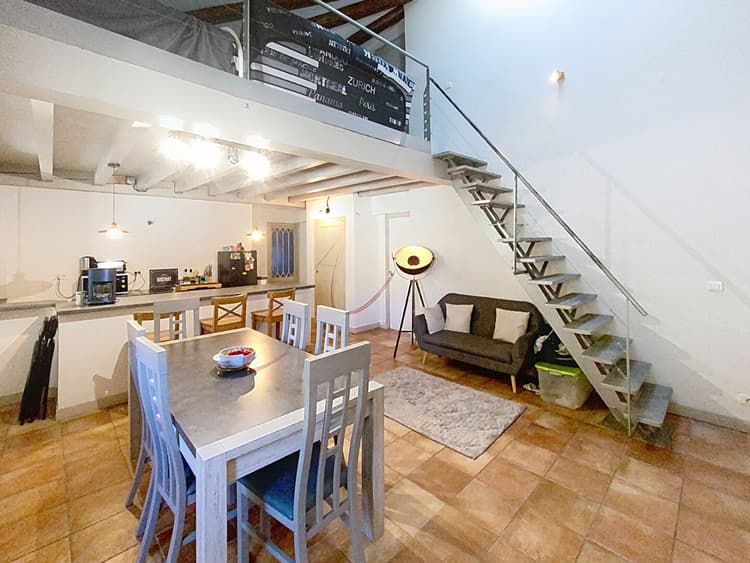 A vendre au coeur du centre historique de Cavaillon appartement T3 au dernier étage avez ascenseur.