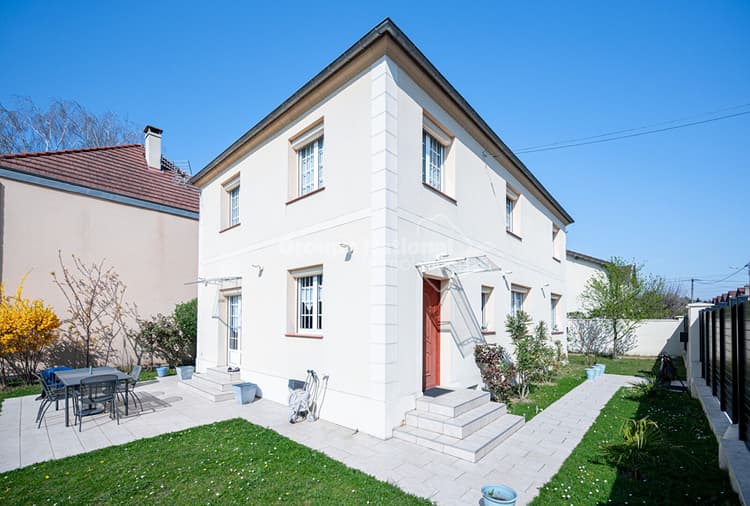 Maison familiale, beaux volumes, au calme et proche gare