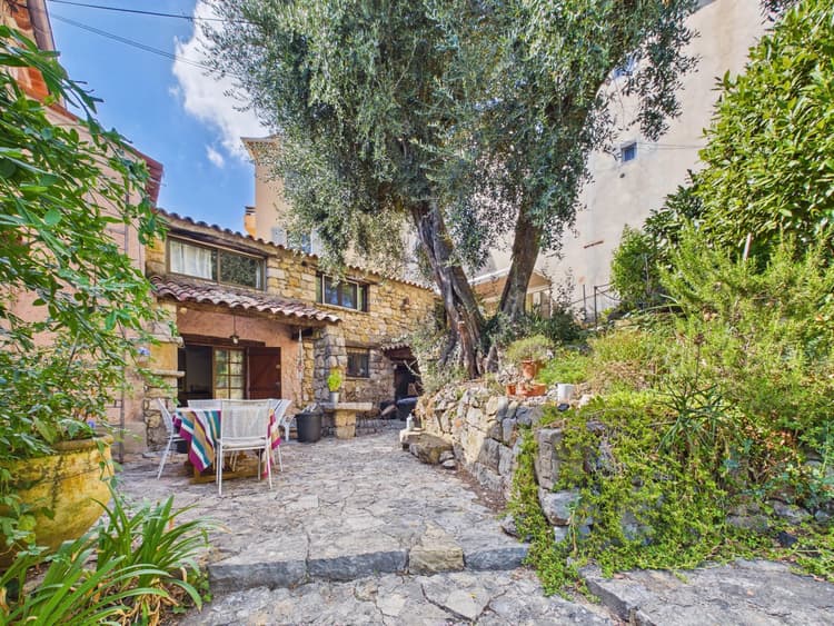 Maison avec piscine à Grasse Magagnosc – maison de caractère avec jardin et dépendances