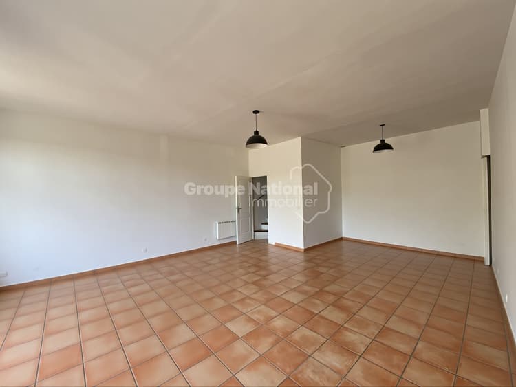 Appartement deux chambres, coeur du centre de Montfrin
