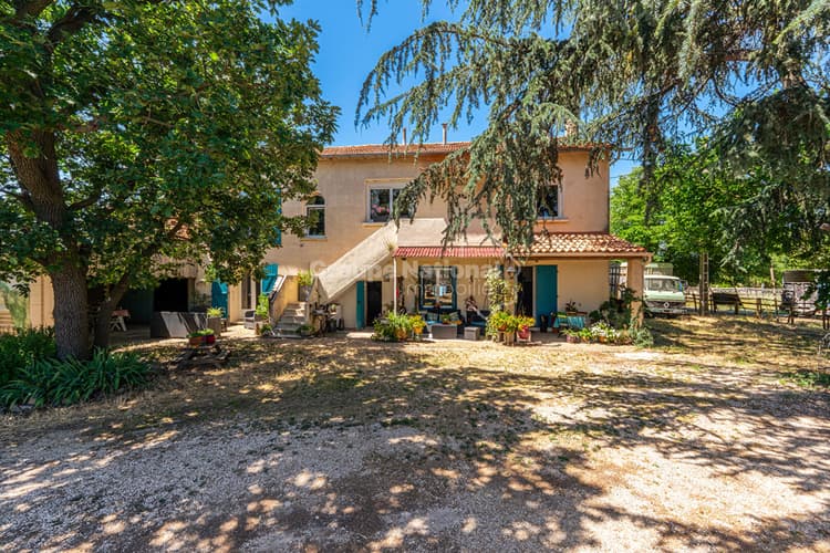 Mas comprenant 2 logements avec dépendances et terrain de 2500m2