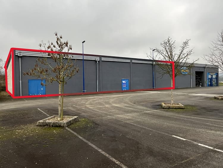 A Louer Local commercial de 1000 m2 - Pré en Pail