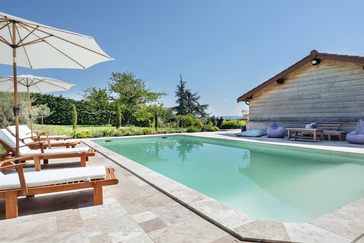 Maison en pierre sur 2800m2 de jardin, piscine, studio et annexe