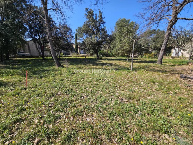 SAINT-DIDIER - TERRAIN CONSTRUCTIBLE DE 593 M² — Secteur très calme - Proche du village
