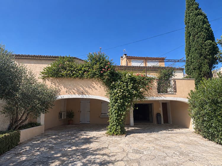 À VENDRE ROGNONAS, 2 HABITATIONS, TERRASSE, GARAGE, PARKING.
