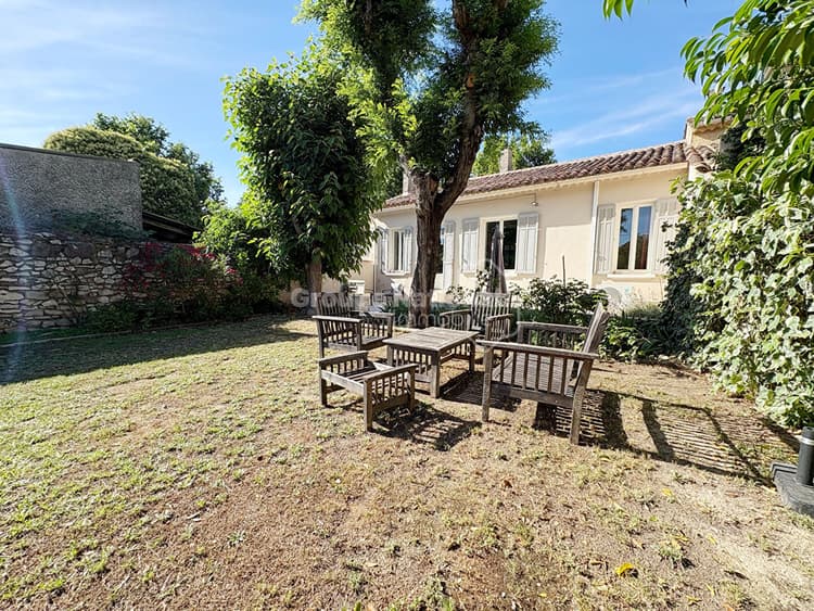Rare sur le marché à Sénas - Centre- maison de ville T4 avec jardin et annexes