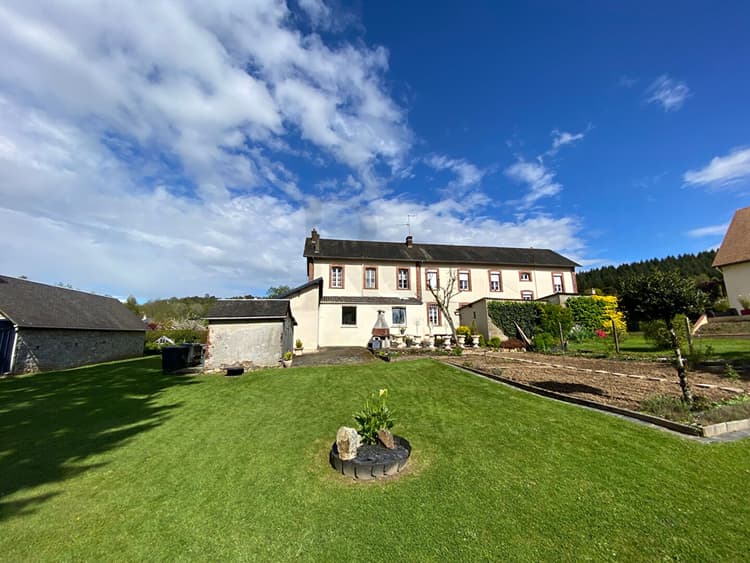 Ensemble Immobilier avec commerce à BAGNOLES DE L'ORNE NORMANDIE !