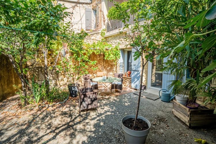 Maison de village avec cour et garage à Sérignan-du-Comtat