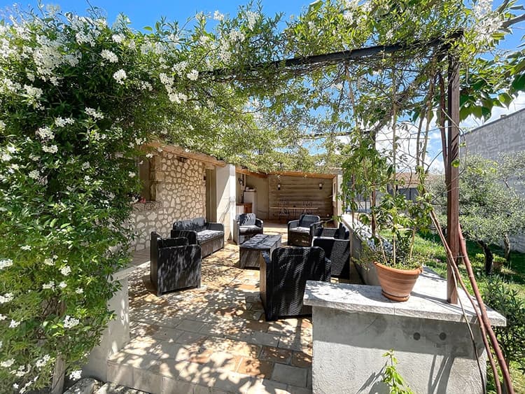 Eygalières, maison de plain pied, 101 m² 3 suites, garage sur un terrain de 1000m ²