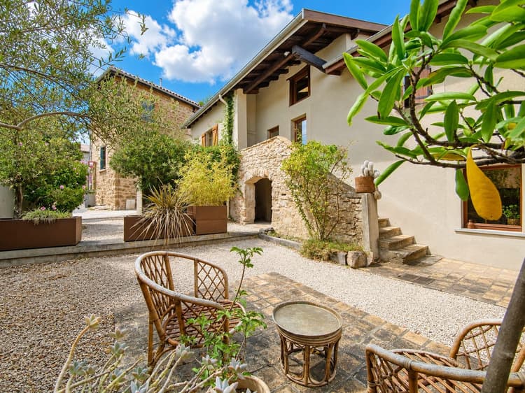 Maison en pierre et pisé rénovée de 186 m² Centre de Sai