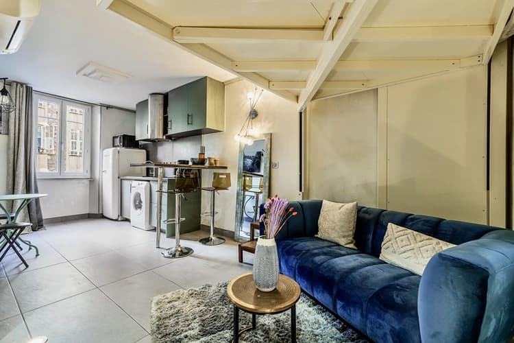 NICE LE PORT - GRAND STUDIO SUR LA PLACE DU PIN - LOCATION SAISO