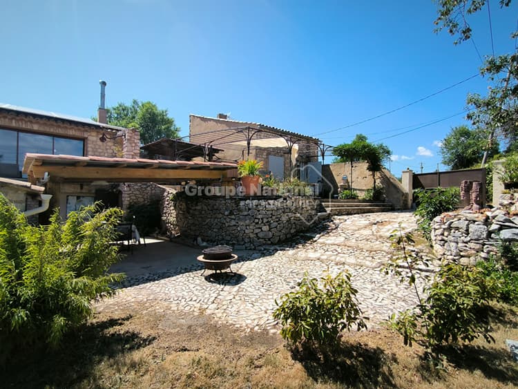 AUTHENTIQUE MAS DE HAMEAU EN PIERRES COMPOSE DE 2 LOGEMENTS INDEPENDANTS AVEC PISCINE ET HAMMAM - SAULT