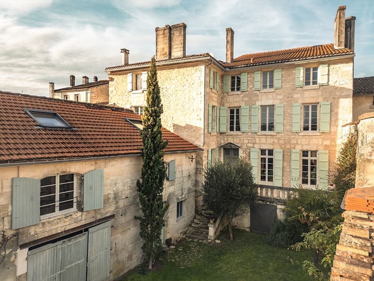 A VENDRE MAISON CHATEAUNEUF-SUR-CHARENTE - 6 CHAMBRES - 495 M2