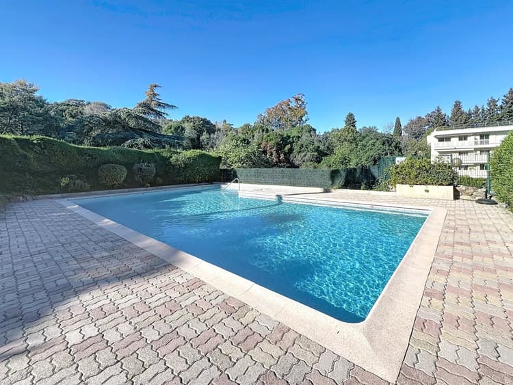 APPARTEMENT 3 PIECES - PISCINE - PARKING - CALME