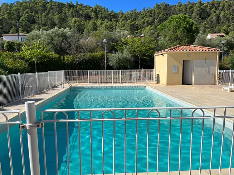 T2 de 44m² climatisé et traversant + 2 places de parkings privatives dans une copropriété prisée