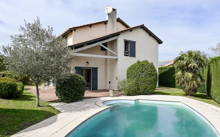 MAISON 5 CHAMBRES AVEC PISCINE AU CALME