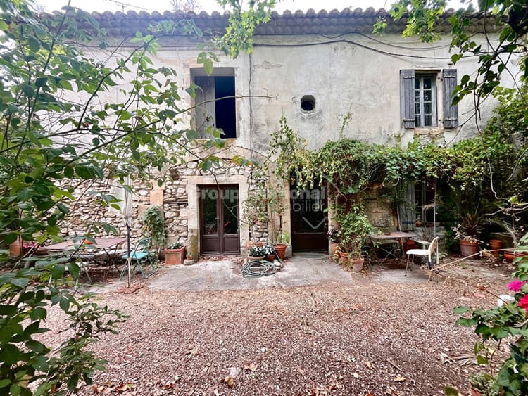 Quartier recherché de Chateaurenard mas mitoyen 130 m² à rénover+ grange sur 1900 m² de terrain