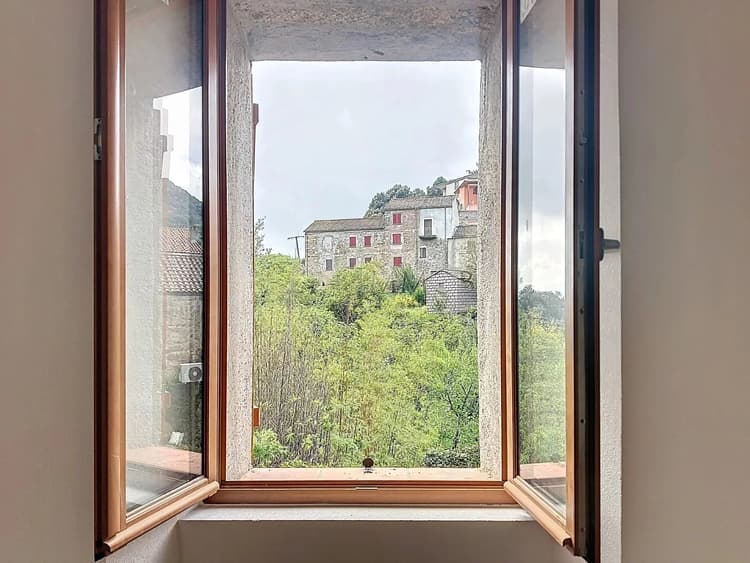 Maison de village en pierre rénovée au cœur de Levie