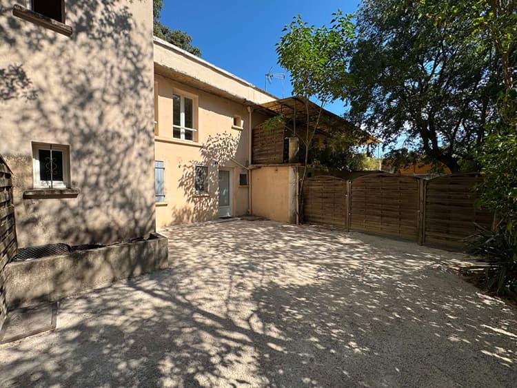 À VENDRE VILLENEUVE LES AVIGNON, APPARTEMENT P2, EXTÉRIEUR, PARKING
