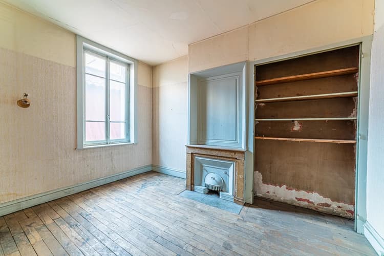 Charmant Appartement à Rénover avec Terrasse ensoleillée à crée