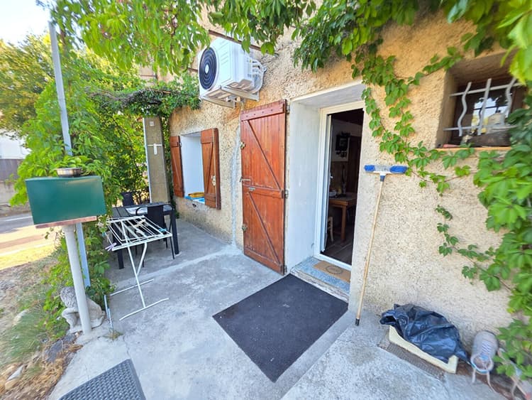 Bas de villa en campagne à Saint-Julien-le-Montagnier (83560)