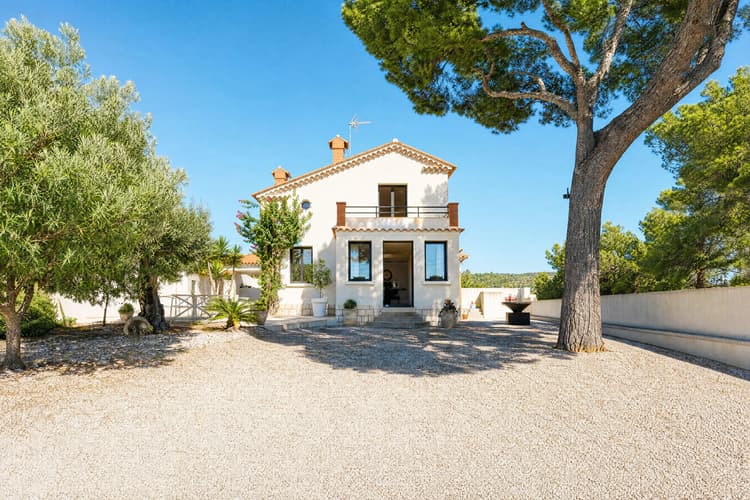 À VENDRE - À CARRY LE ROUET TRÈS BELLE MAISON FAMILIALE DE CHARME T4 AVEC GARAGE
