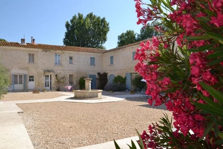 Domaine d’exception en Camargue – Appartements & Maisons à la ve