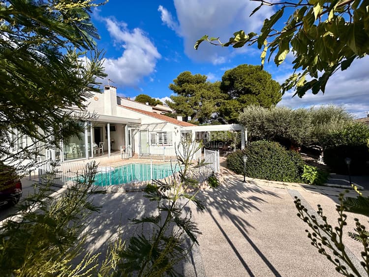 A VENDRE à Vedène, Villa Plein pied 2/3 chambres de136 m2 avec garage, piscine et cuisine d'été
