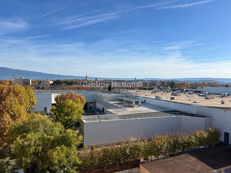 Appartement T3 en dernier étage avec vues dégagées, deux terrasses, stationnement et cave - Carpentras