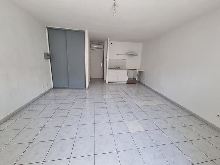 Marignane centre ville studio à louer de 31.23 m2 dans un immeuble de trois logements