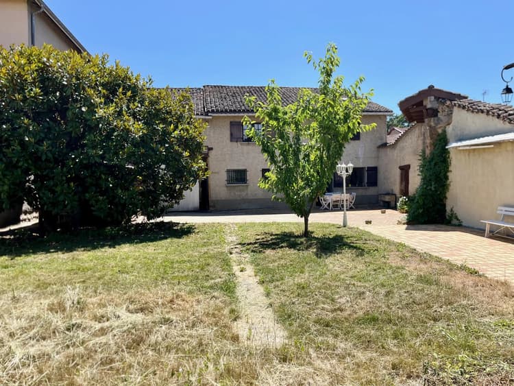 Sathonay Village, maison ancienne de caractère, 170m2, terrasse,