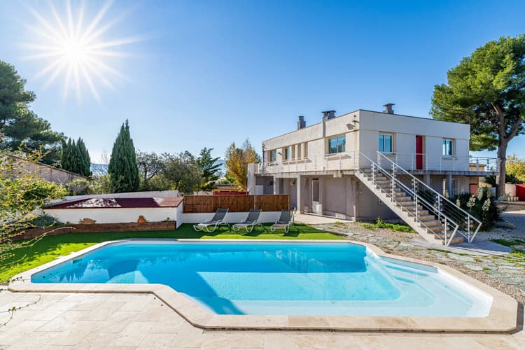 LES TROIS LUCS - APPARTEMENT AVEC JARDIN ET PISCINE