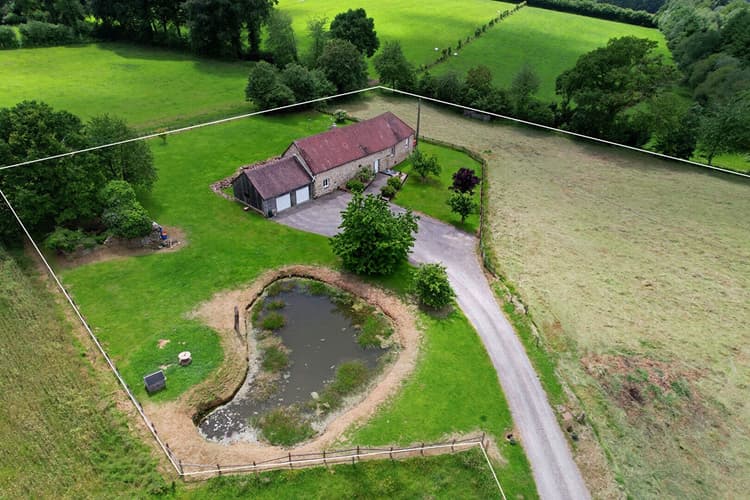 Exclusivité RS : Longère rénovée en pierre au calme, 1,7ha terrain, mare - 5 chambres